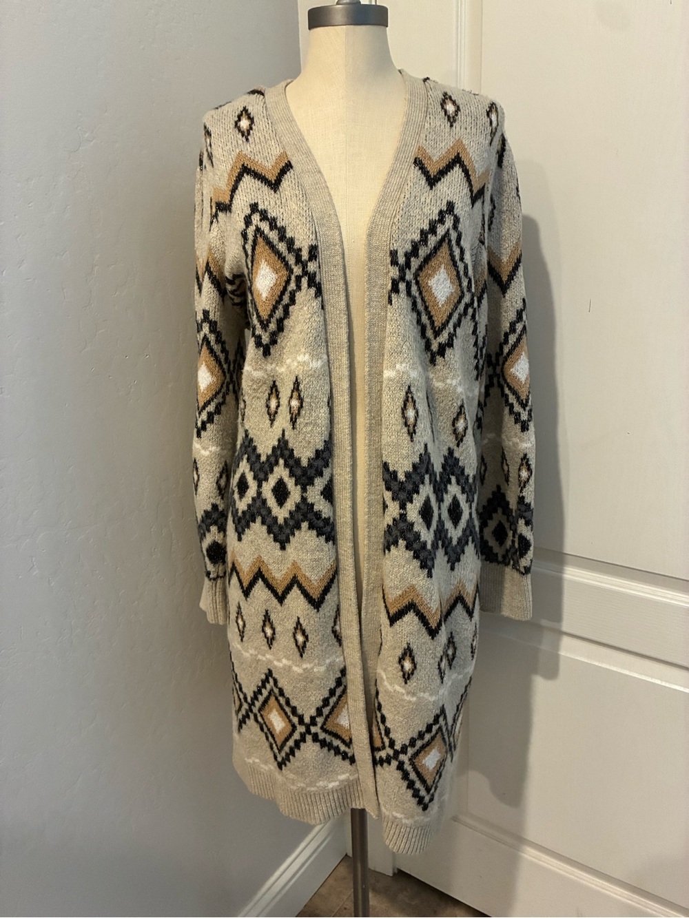 Open-Front Aztec
Geometric Cardigan - Cream, Black & Tan 2XL